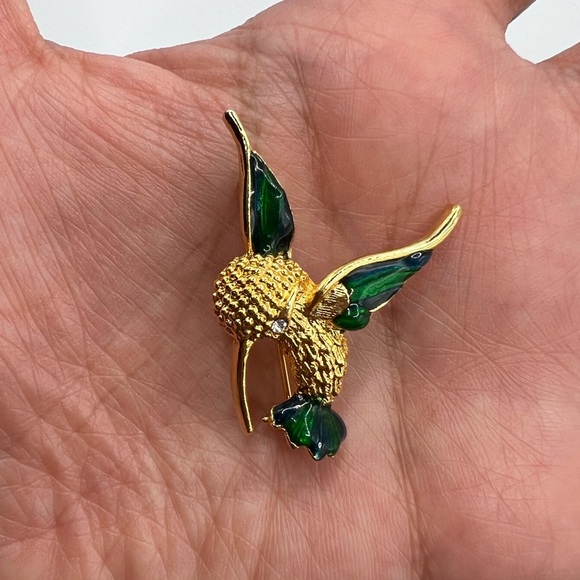 Vintage Gold Tone Hummingbird w/‎ Green Enamel wings and Crystal Eyes Brooch Pin - Picture 2 of 3